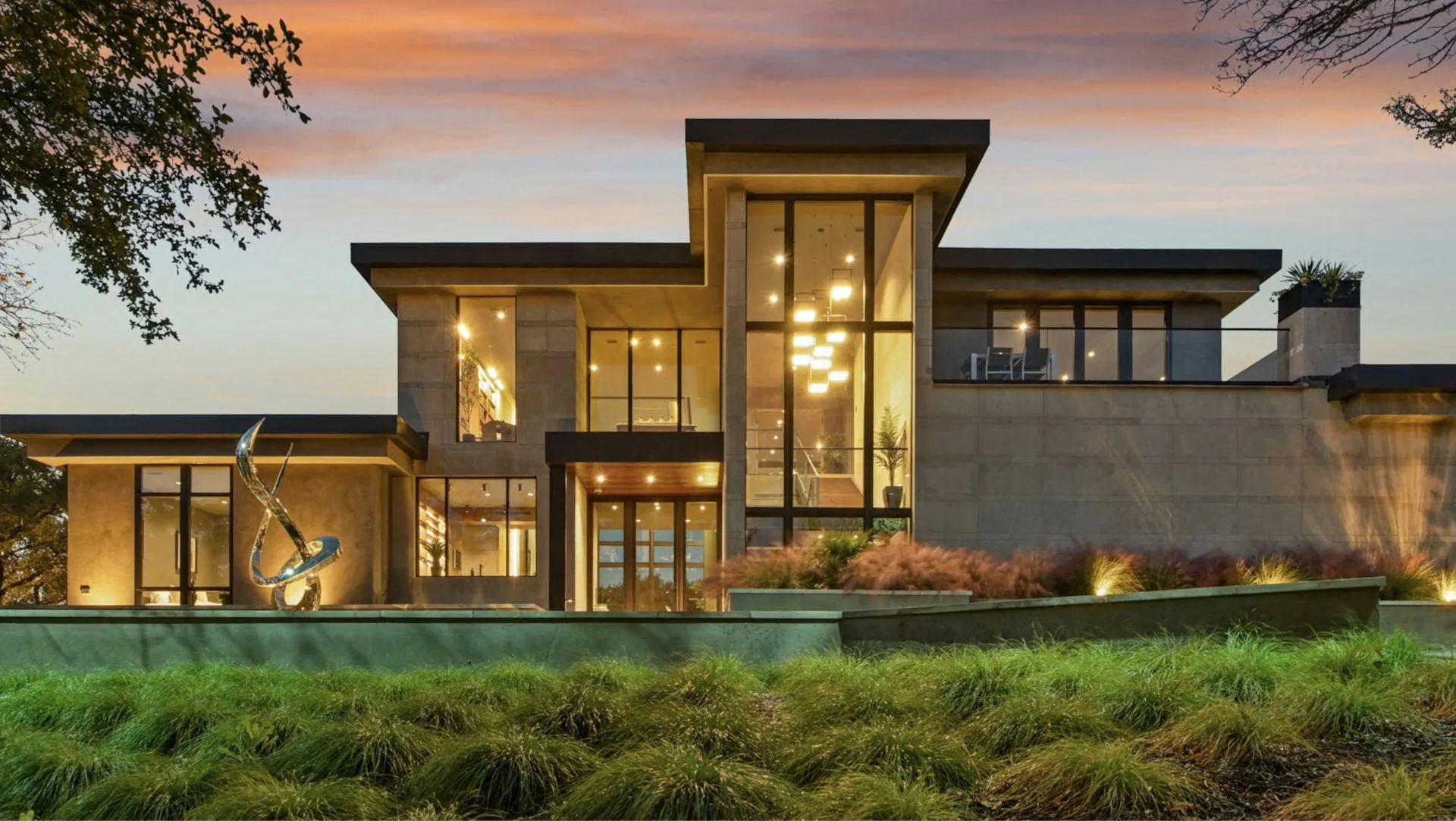 Vivienda contemporánea exclusiva iluminada al atardecer